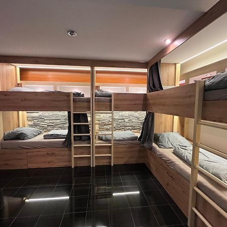 Zen Zone Hostel ブラチスラヴァ エクステリア 写真