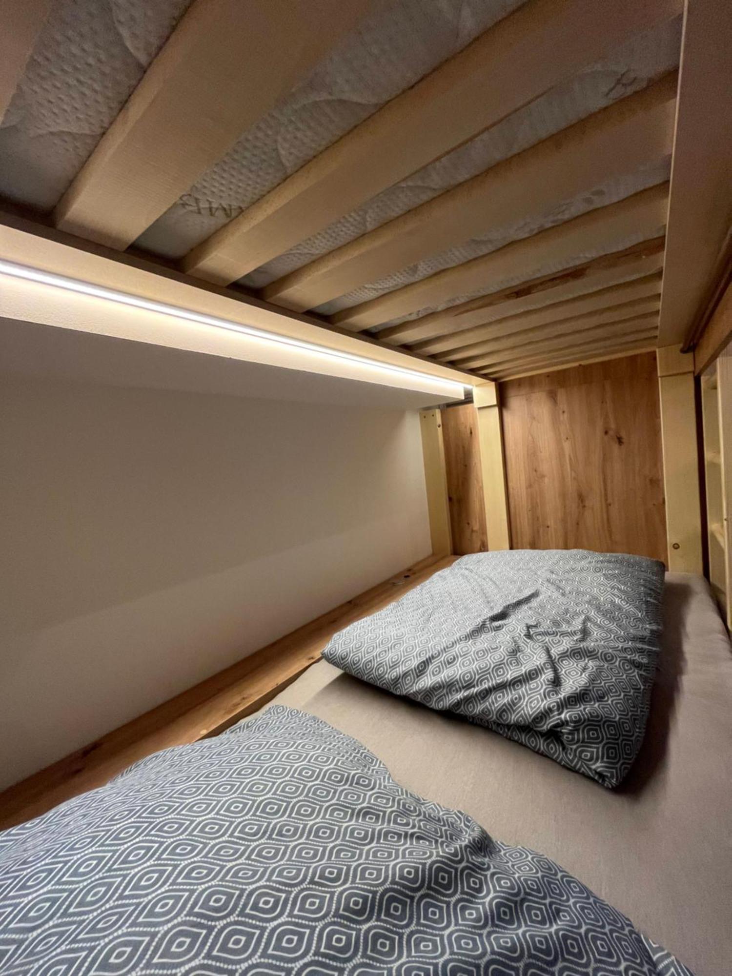 Zen Zone Hostel ブラチスラヴァ エクステリア 写真