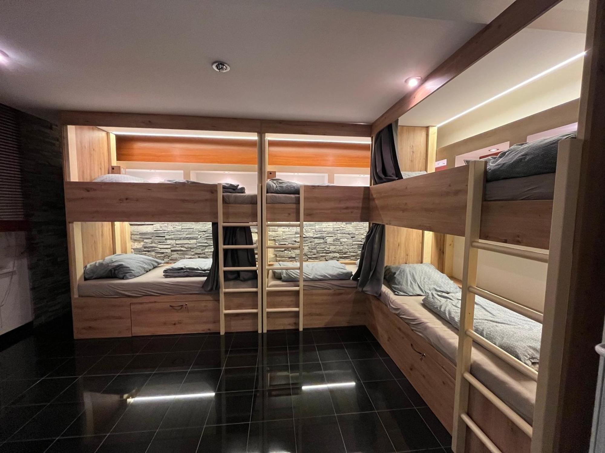 Zen Zone Hostel ブラチスラヴァ エクステリア 写真