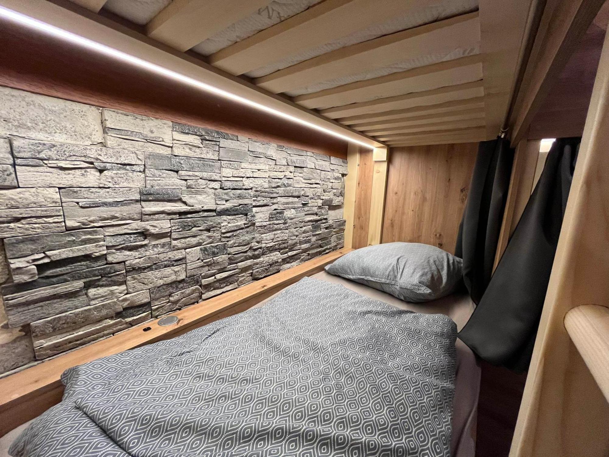 Zen Zone Hostel ブラチスラヴァ エクステリア 写真