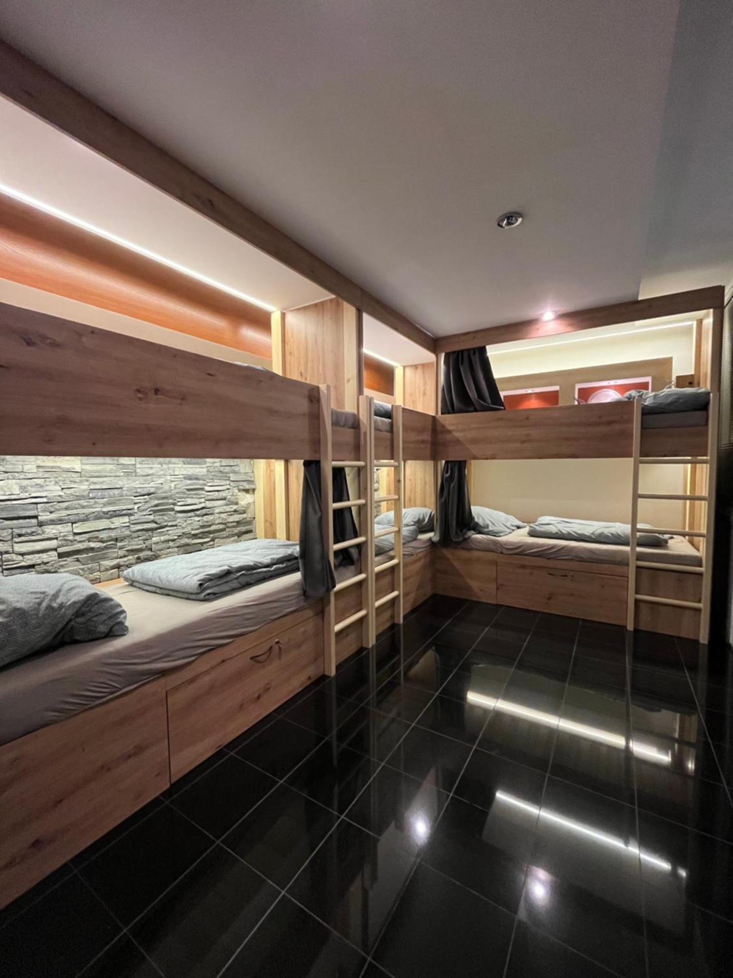 Zen Zone Hostel ブラチスラヴァ エクステリア 写真