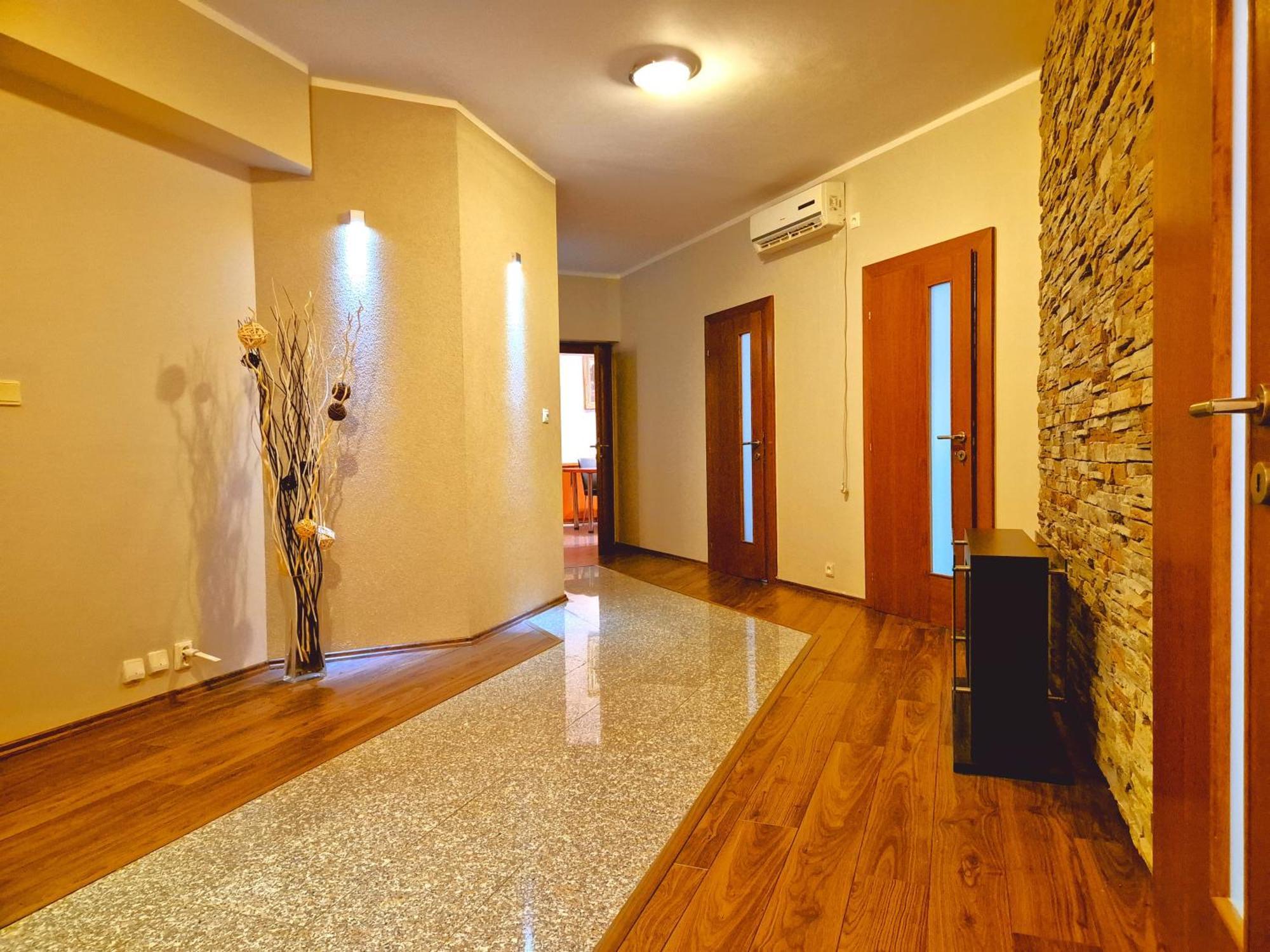 Zen Zone Hostel ブラチスラヴァ エクステリア 写真