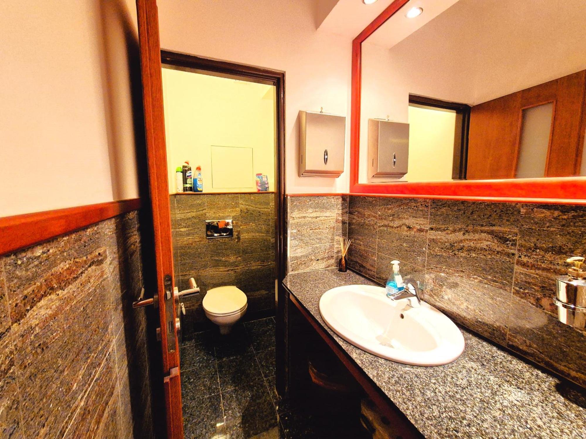 Zen Zone Hostel ブラチスラヴァ エクステリア 写真